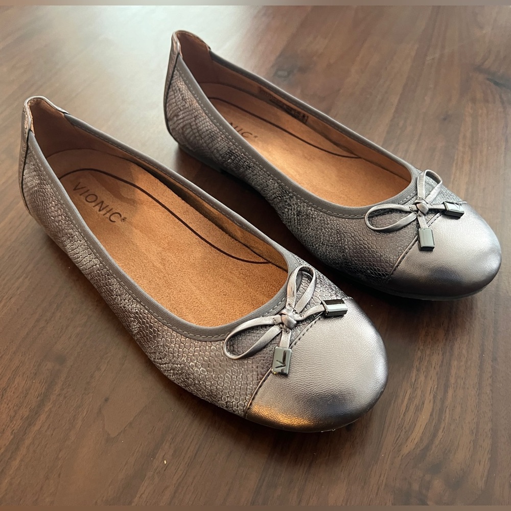 Vionic Gray Flats with Bow Detail